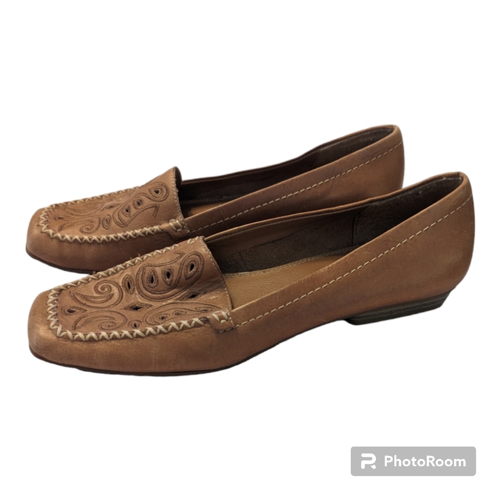 Liz Claiborne Flex Darlow Cut Out Design Tan Leather Loafers Flats. Women's 7